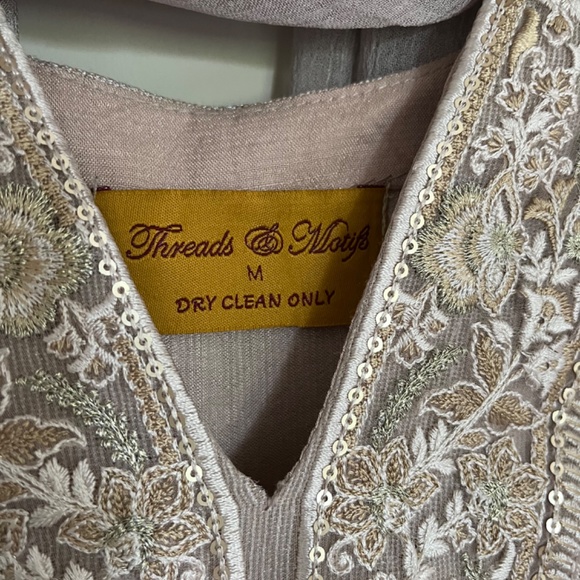 Threads and motifs suit - Picture 2 of 4